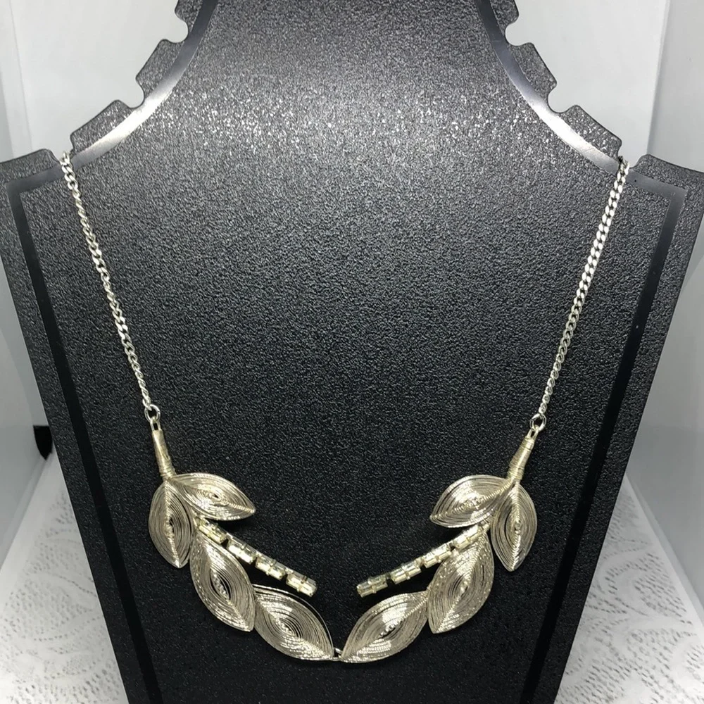 VINTAGE silver tone leafy elegant statement necklace